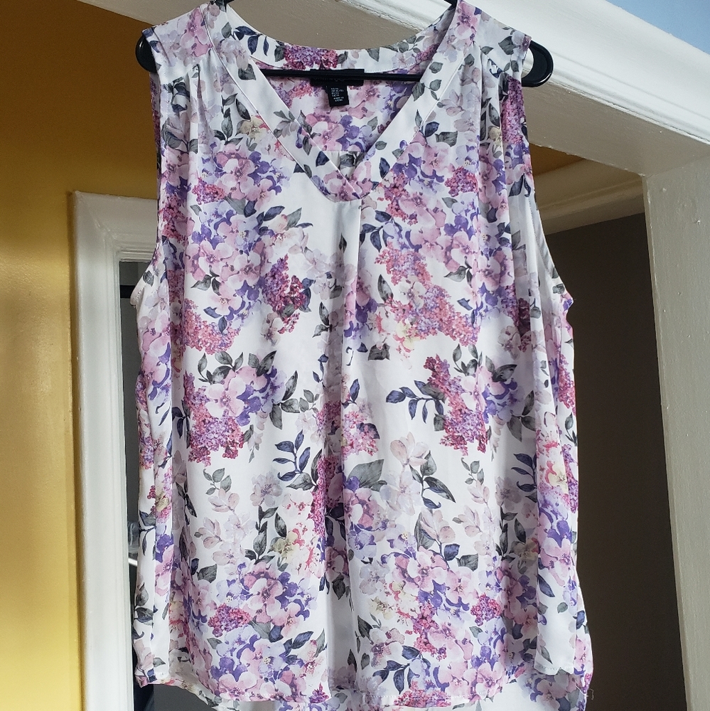 🥳3/$16🥳Beautiful sleeveless floral top. Cynthia Rowley.